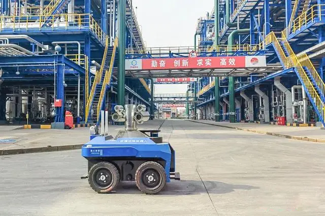 智能巡檢機器人為工廠“智慧護航”